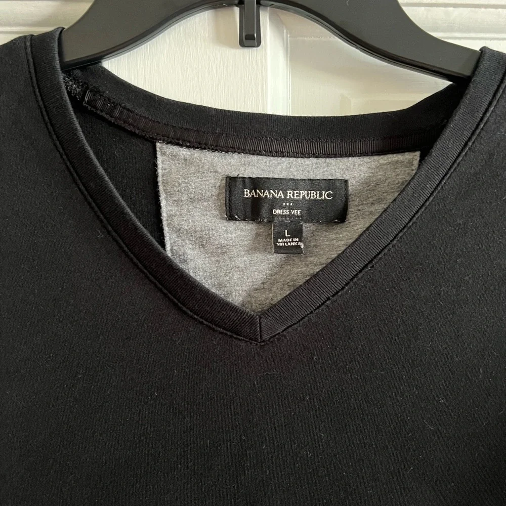 Banana Republic Men's Black/White V-Neck Tee